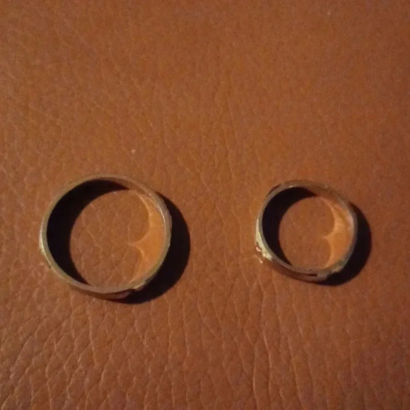 New yellow tone wedding band - Picture 3 of 7